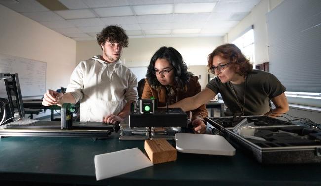 Students in a Physics lab at Saint Mary's College of California